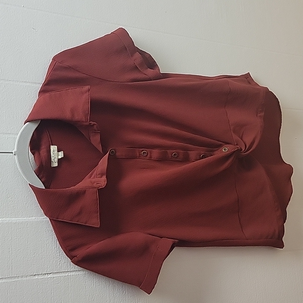 Lily White maroon button up twist blouse size small EUC